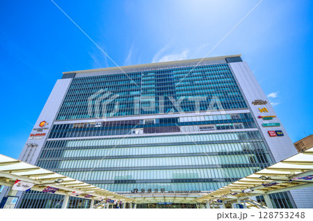 日本の横浜都市景観 インバウンド…(賑わう)新横浜駅などを望む。新時代へ…＝7月19日 128753248