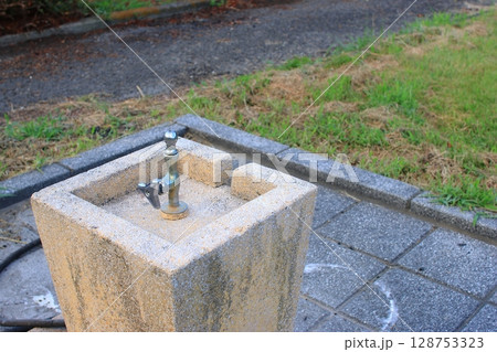 公園に設置された水道 公園に設置された水道 128753323