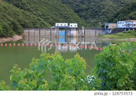 山の中にある大きなダム 128753573
