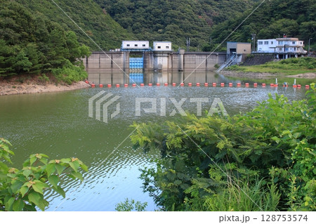 山の中にある大きなダム 128753574