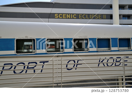 神戸港に停泊中のクルーズ船　シーニック・エクリプスⅡ(SCENIC ECLIPSEⅡ)　 128753780