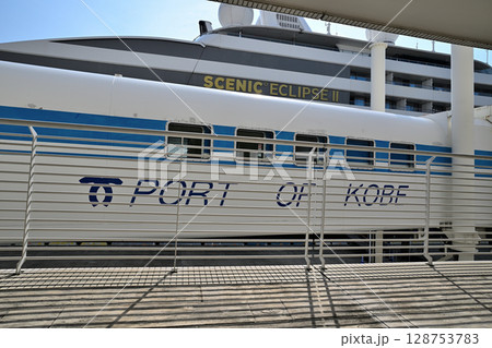 神戸港に停泊中のクルーズ船　シーニック・エクリプスⅡ(SCENIC ECLIPSEⅡ)　 128753783