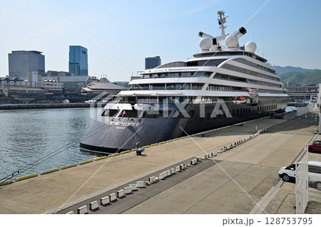 神戸港に停泊中のクルーズ船　シーニック・エクリプスⅡ(SCENIC ECLIPSEⅡ)　 128753795