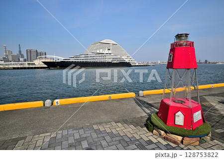 神戸港に停泊中のクルーズ船 シーニック・エクリプスⅡ(SCENIC ECLIPSEⅡ) 神戸港に停泊中のクルーズ船 シーニック・エクリプスⅡ(SCENIC ECLIPSEⅡ) 128753822
