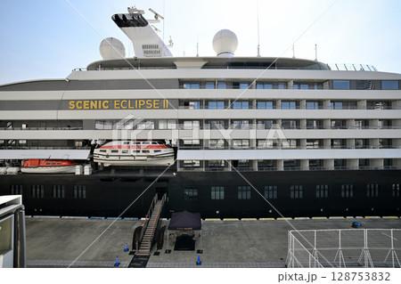 神戸港に停泊中のクルーズ船　シーニック・エクリプスⅡ(SCENIC ECLIPSEⅡ)　 128753832