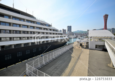 神戸港に停泊中のクルーズ船　シーニック・エクリプスⅡ(SCENIC ECLIPSEⅡ)　 128753833
