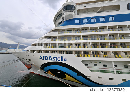 神戸港に停泊中のクルーズ船 アイーダ・ステラ(AIDA stella) 神戸港に停泊中のクルーズ船 アイーダ・ステラ(AIDA stella) 128753894