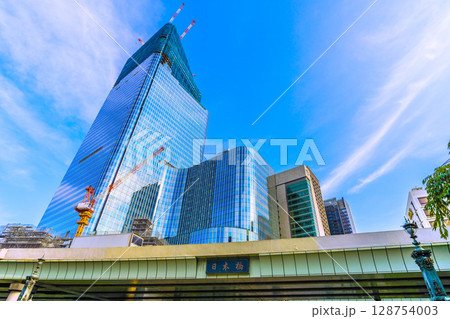 日本の東京都市景観7月3日。日本橋や日本橋一丁目の再開発事業などを望む。新たな時代に… 128754003