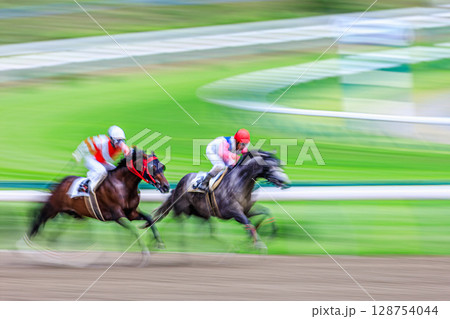 勝利を目指す競馬の激しいデッドヒート 128754044