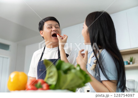 Healthy Cooking Together: Couple Preparing Fresh Vegetables in Modern Kitchen 128754097