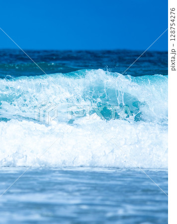 波の動きを縦構図で捉えた恋が浦海岸の風景 128754276