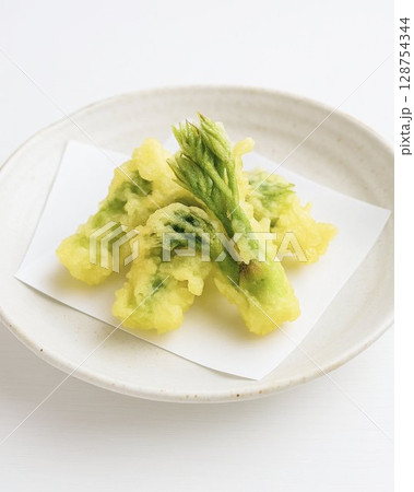 タラの芽の天ぷら - 春の山菜料理 128754344