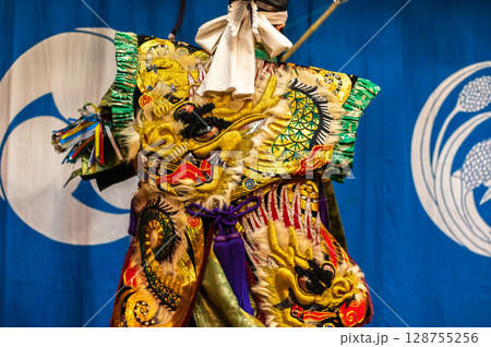 伝統芸能「石見神楽」—迫力ある面と舞の世界 伝統芸能「石見神楽」—迫力ある面と舞の世界 128755256