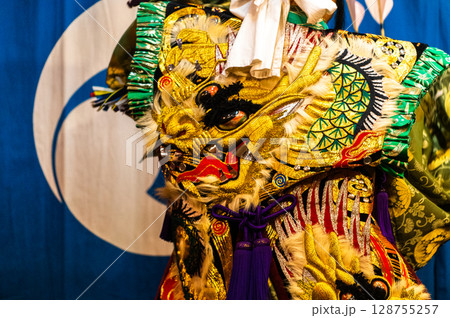 伝統芸能「石見神楽」—迫力ある面と舞の世界 128755257