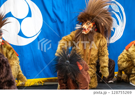 伝統芸能「石見神楽」—迫力ある面と舞の世界 128755269