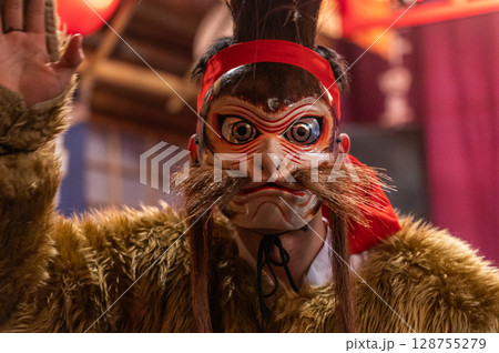 伝統芸能「石見神楽」—迫力ある面と舞の世界 伝統芸能「石見神楽」—迫力ある面と舞の世界 128755279
