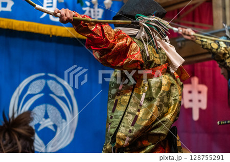 伝統芸能「石見神楽」—迫力ある面と舞の世界 128755291