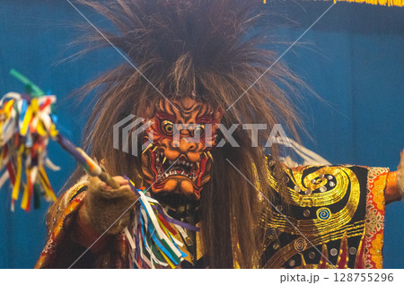 伝統芸能「石見神楽」—迫力ある面と舞の世界 128755296