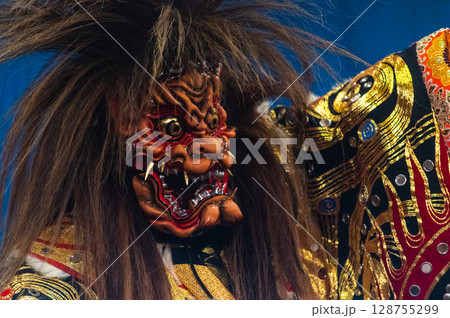 伝統芸能「石見神楽」—迫力ある面と舞の世界 128755299