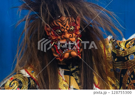 伝統芸能「石見神楽」—迫力ある面と舞の世界 128755300