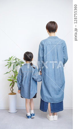 後ろ姿の親子の全身 後ろ姿の親子の全身 128755360