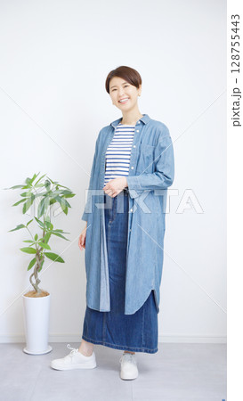 女性の全身 女性の全身 128755443