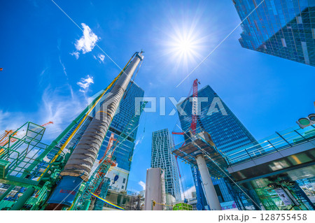 日本の東京都市景観7月20日。猛烈な暑さ…巨大重機がズラリ…さよなら渋谷駅西口。本格的な工事へ 128755458