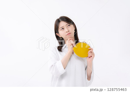 財布を持つ女性 財布を持つ女性 128755463