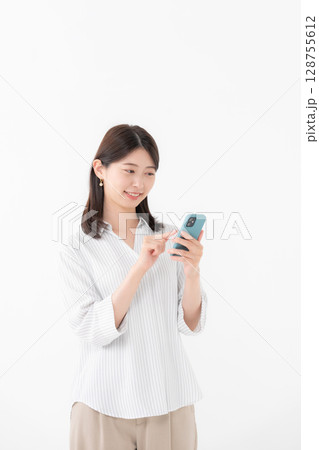 女性 スマートフォン スマホ 笑顔 女性 スマートフォン スマホ 笑顔 128755612