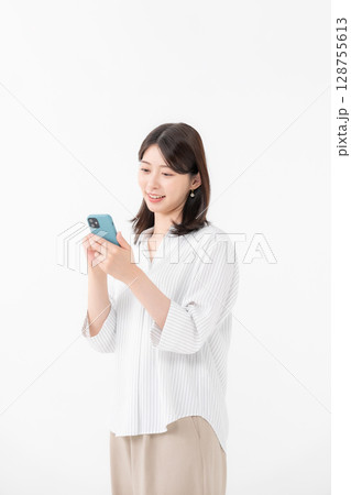 女性 スマートフォン スマホ 笑顔 女性 スマートフォン スマホ 笑顔 128755613