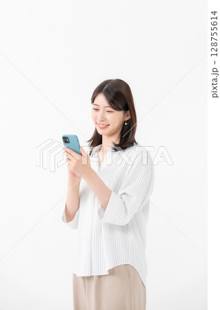 女性 スマートフォン スマホ 笑顔 女性 スマートフォン スマホ 笑顔 128755614