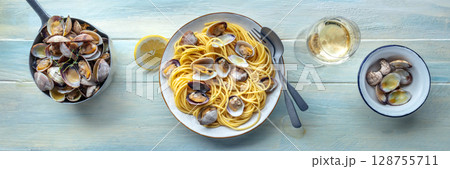 Vongole clams with spaghetti pasta, with white wine, overhead flat lay shot Vongole clams with spaghetti pasta, with white wine, overhead flat lay shot 128755711