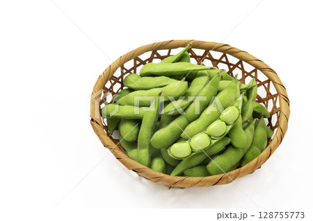 白バックのざるに盛りつけた枝豆 128755773