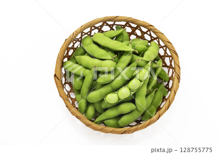 白バックのざるに盛りつけた枝豆 白バックのざるに盛りつけた枝豆 128755775