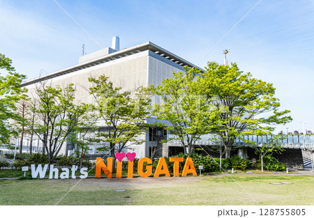 新潟県新潟市 新潟県民会館と文字モニュメント「NIIGATA」 新潟県新潟市 新潟県民会館と文字モニュメント「NIIGATA」 128755805