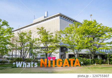 新潟県新潟市 新潟県民会館と文字モニュメント「NIIGATA」 新潟県新潟市 新潟県民会館と文字モニュメント「NIIGATA」 128755807