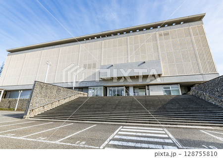 新潟県新潟市　晴天の新潟県民会館 128755810