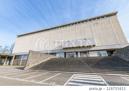 新潟県新潟市 晴天の新潟県民会館 新潟県新潟市 晴天の新潟県民会館 128755811