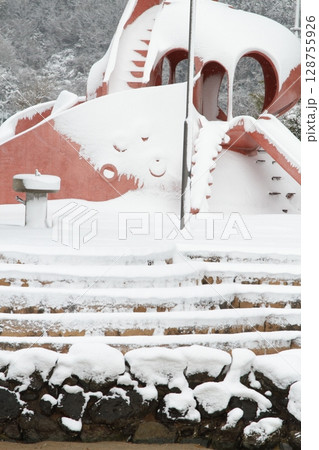 雪に埋まったタコさん滑り台 雪に埋まったタコさん滑り台 128755926