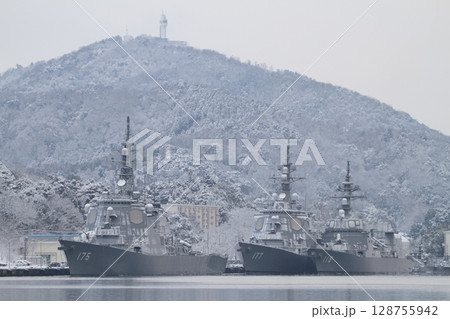 凍り付く自衛隊桟橋 128755942