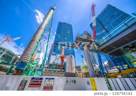 日本の東京都市景観7月20日。猛烈な暑さ…巨大重機がズラリ…さよなら渋谷駅西口。本格的な工事へ 128756182