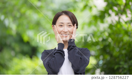 女性　新緑　緑　スキンケア	 128756227