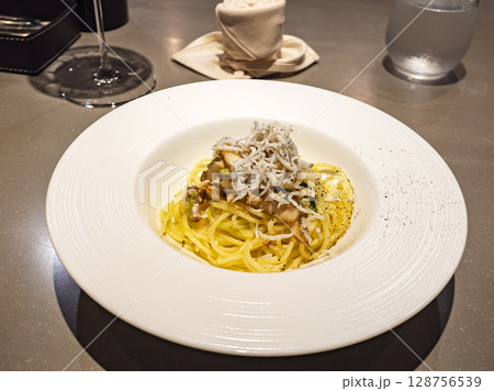 鱧とシラスの香る一皿 128756539