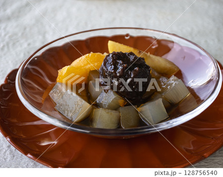 あんみつの甘味と涼しさを味わう和のひととき 128756540