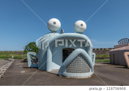 ムツゴロウをモチーフにしたユニークな公衆トイレ（佐賀県小城市） 128756908