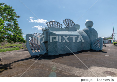 ムツゴロウをモチーフにしたユニークな公衆トイレ(佐賀県小城市) ムツゴロウをモチーフにしたユニークな公衆トイレ(佐賀県小城市) 128756910