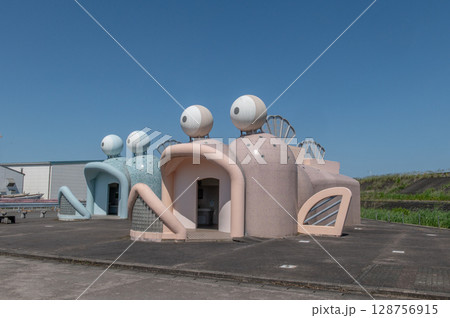 ムツゴロウをモチーフにしたユニークな公衆トイレ（佐賀県小城市） 128756915