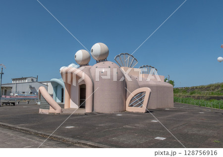 ムツゴロウをモチーフにしたユニークな公衆トイレ(佐賀県小城市) ムツゴロウをモチーフにしたユニークな公衆トイレ(佐賀県小城市) 128756916