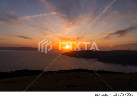 《宮崎県》夕暮れの都井岬・宮崎県最南端 《宮崎県》夕暮れの都井岬・宮崎県最南端 128757059