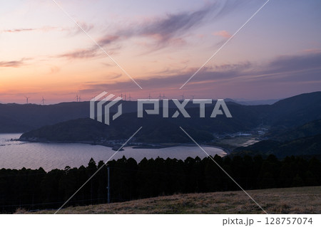 《宮崎県》夕暮れの都井岬・宮崎県最南端 《宮崎県》夕暮れの都井岬・宮崎県最南端 128757074